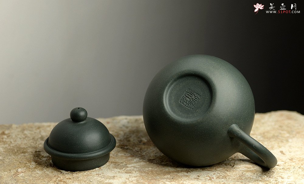 紫砂壶图片：深得其味 民国绿泥 全手寿珍掇球 霸气 经典再现 - 美壶网
