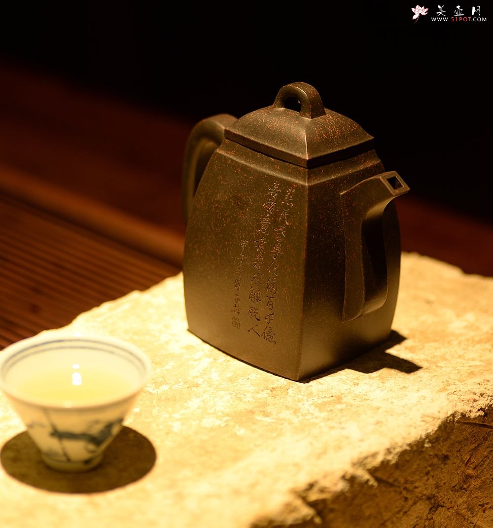 紫砂壶图片：顾文君、黄玲玲合作 高俊古朴 黑料浑厚  全手大汉方 - 美壶网