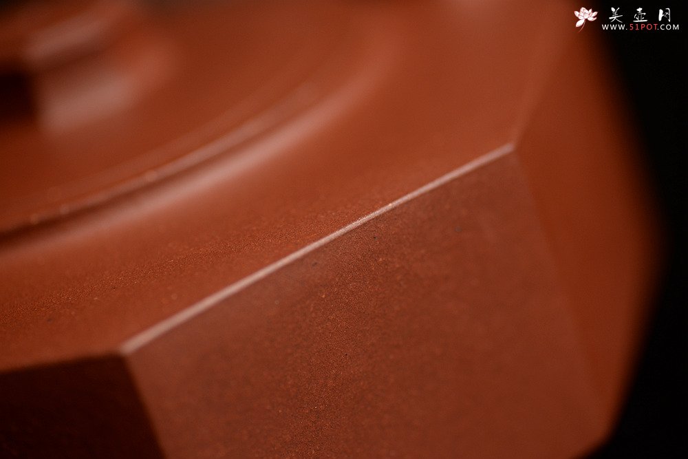 紫砂壶图片：顾文君实力代表作 线面挺括  黄龙源青水泥 全手八方钻石提梁 - 美壶网