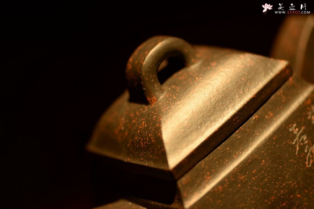 紫砂壶图片：顾文君、黄玲玲合作 高俊古朴 黑料浑厚  全手大汉方 - 美壶网