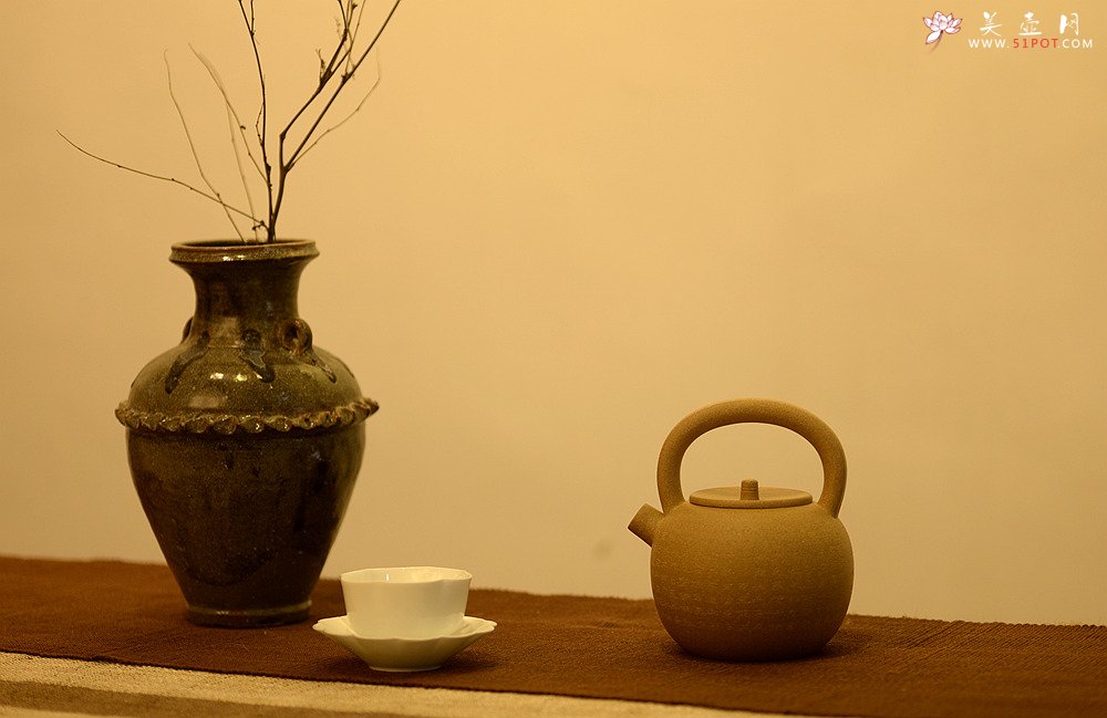 紫砂壶图片：雅致文气 泓渝山房全手心经提梁巨轮 可以烧水的巨轮o(∩_∩)o  - 美壶网