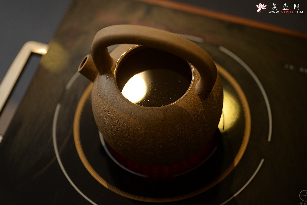 紫砂壶图片：雅致文气 泓渝山房全手心经提梁巨轮 可以烧水的巨轮o(∩_∩)o  - 美壶网