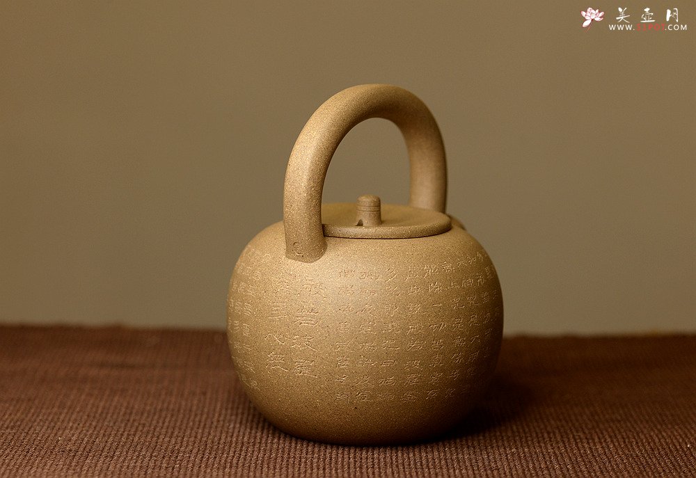 紫砂壶图片：雅致文气 泓渝山房全手心经提梁巨轮 可以烧水的巨轮o(∩_∩)o  - 美壶网