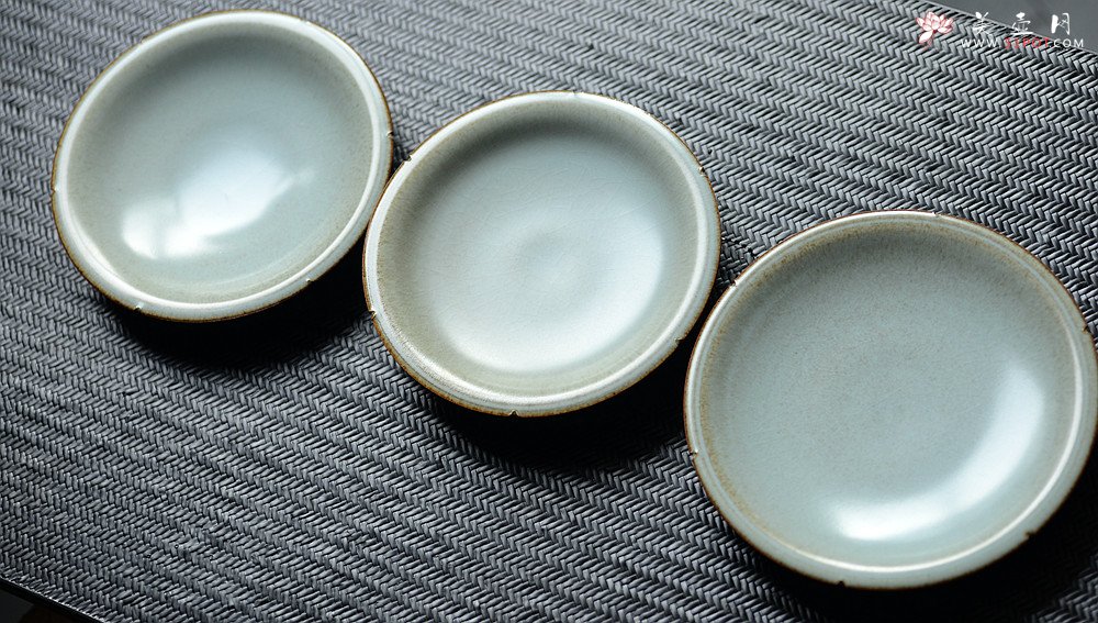 紫砂壶图片：手工制作 文雅大方 六瓣冰纹壶承 - 美壶网