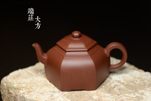 何卫枫紫砂壶 稳重与实用的叠加 全手镶片 源泉六方 线面挺括 原矿底槽清