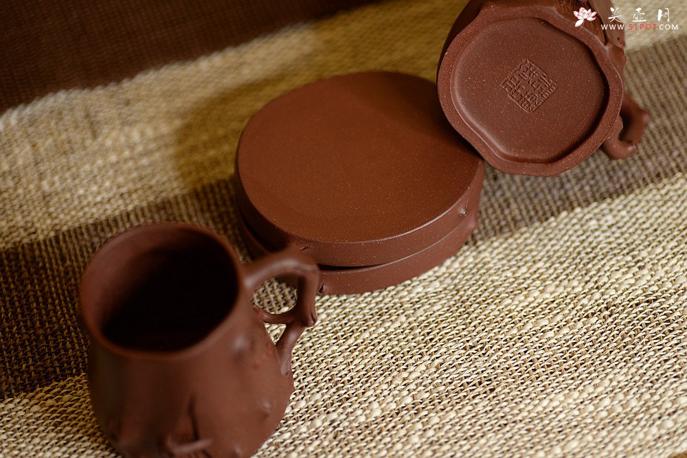 紫砂壶图片：单志萍年终全手力作 古意昂然 立体梅花 寒梅套壶 - 美壶网