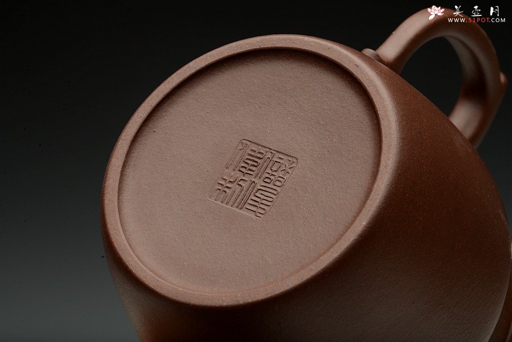 紫砂壶图片：储俊伟乙未年精工新作 紫砂佛语 端庄大方 全手僧帽 油润老紫泥 - 美壶网