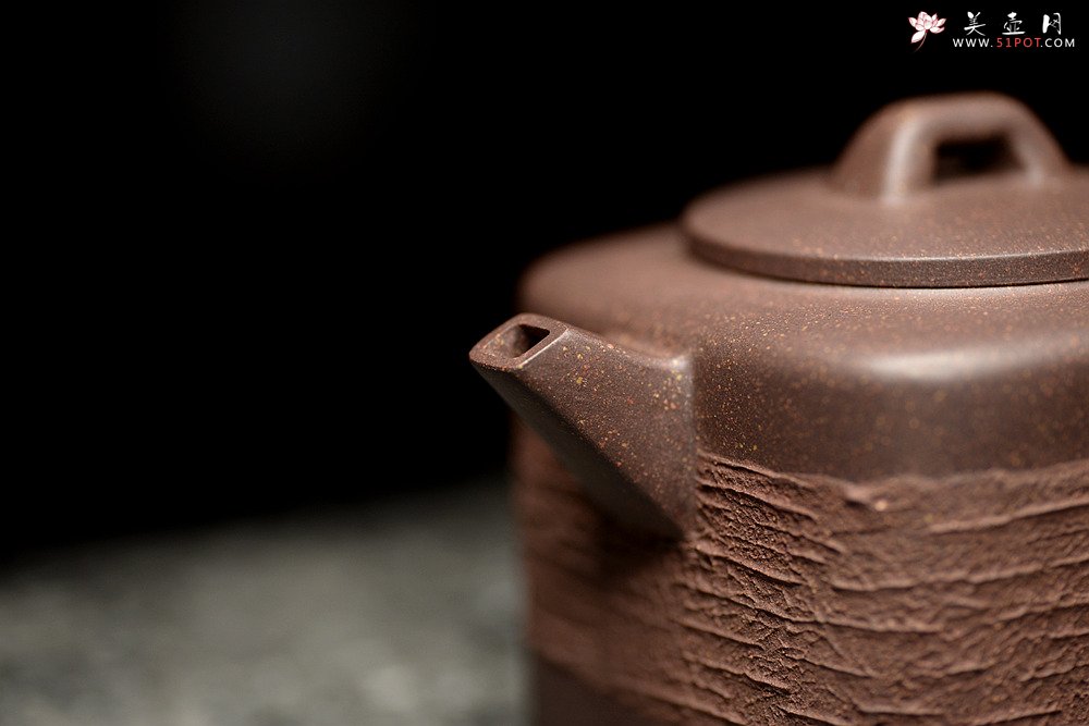 紫砂壶图片：国家级助理美术师唐文全手作品 优质青灰泥 新颖装饰 全手四方戏砂 - 美壶网