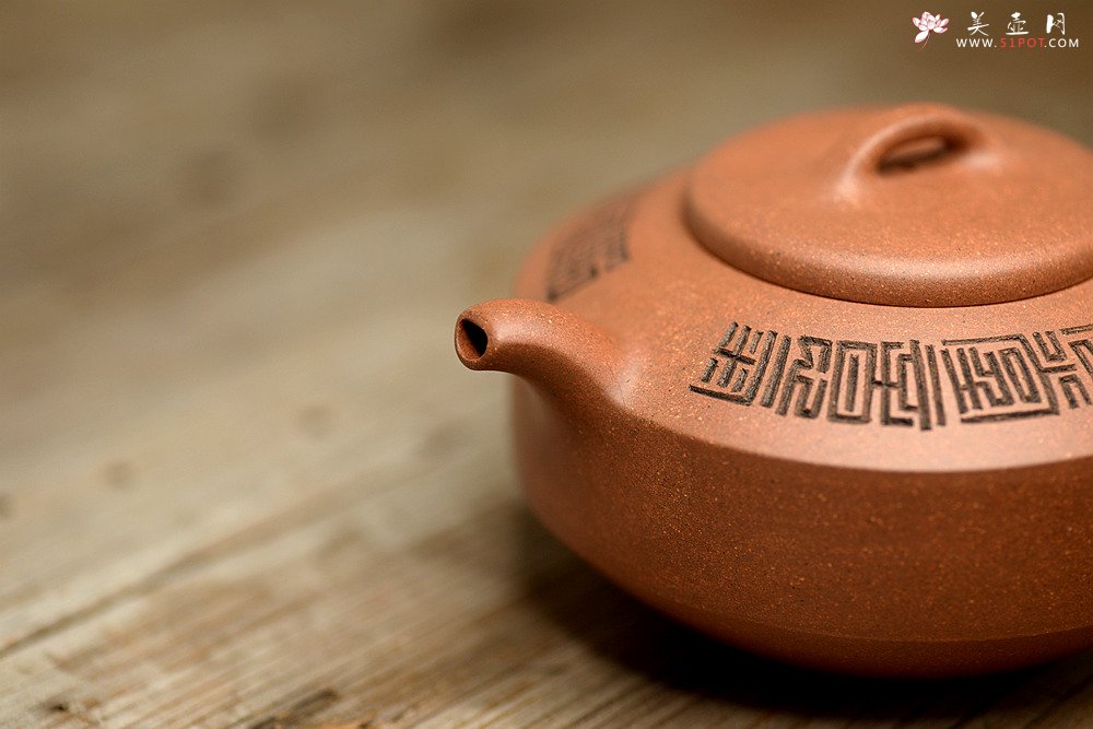 紫砂壶图片：陆轶舟新作 曼生遗韵 刻绘别具一格 扁石 优质段泥 传统器形 - 美壶网