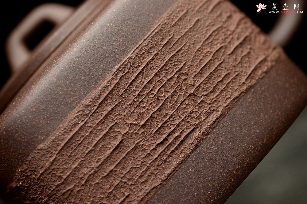 紫砂壶图片：国家级助理美术师唐文全手作品 优质青灰泥 新颖装饰 全手四方戏砂 - 美壶网