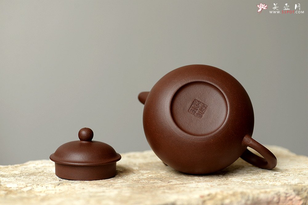 紫砂壶图片：油润老紫泥 杀茶利器 灵巧清秀 全手小掇只 - 美壶网