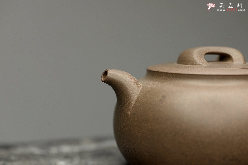 紫砂壶图片：国师和石精心装饰 邵家俊全手青段大归隐 浑厚古朴 文气雅致 - 美壶网