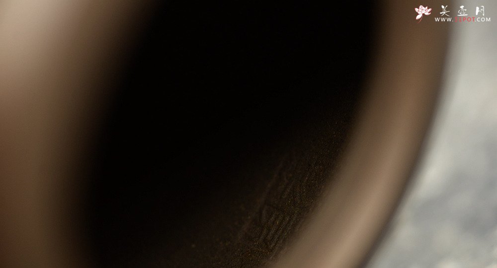 紫砂壶图片：国师和石精心装饰 邵家俊全手青段大归隐 浑厚古朴 文气雅致 - 美壶网