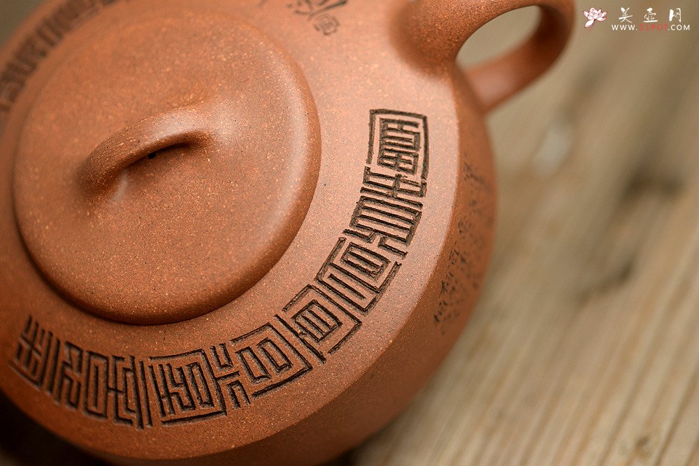 紫砂壶图片：陆轶舟新作 曼生遗韵 刻绘别具一格 扁石 优质段泥 传统器形 - 美壶网