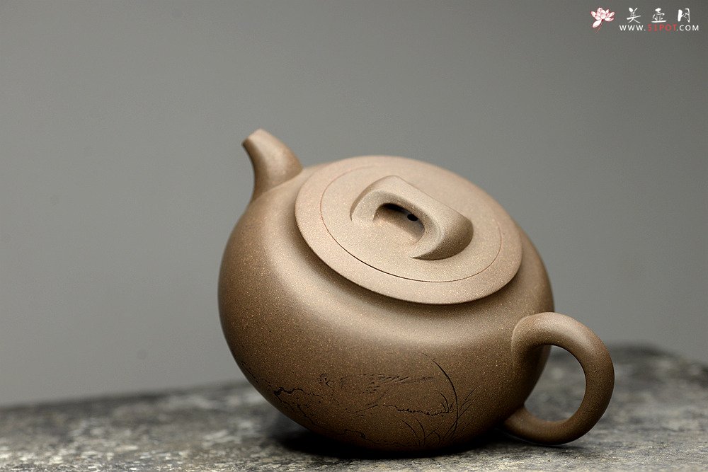 紫砂壶图片：国师和石精心装饰 邵家俊全手青段大归隐 浑厚古朴 文气雅致 - 美壶网