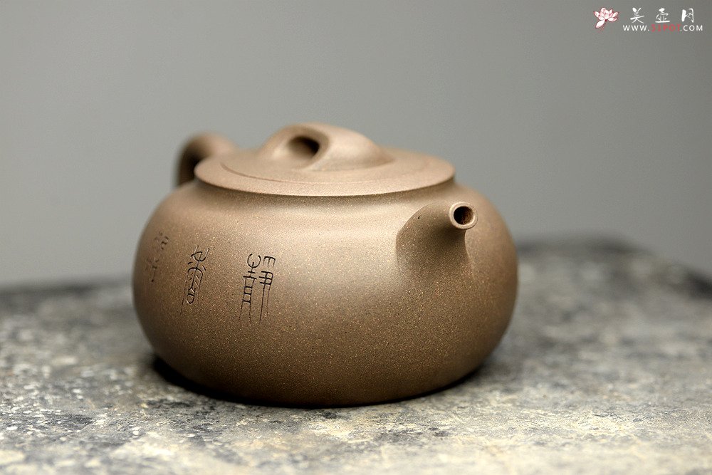 紫砂壶图片：国师和石精心装饰 邵家俊全手青段大归隐 浑厚古朴 文气雅致 - 美壶网