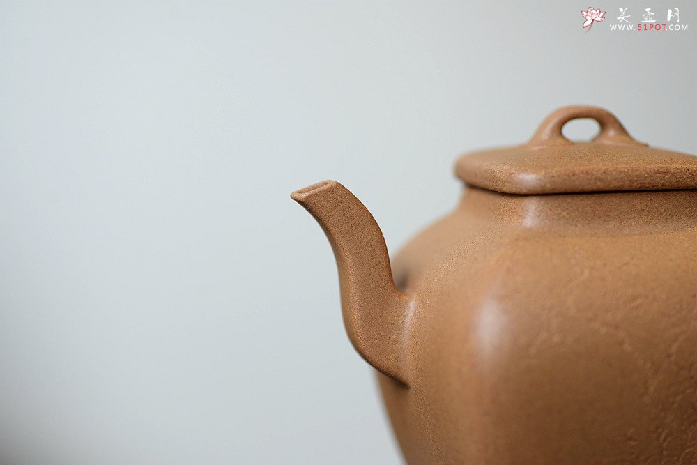 紫砂壶图片：何卫枫全手新作 线条流畅 秀气大方 全手就方 袁德波刻绘 - 美壶网