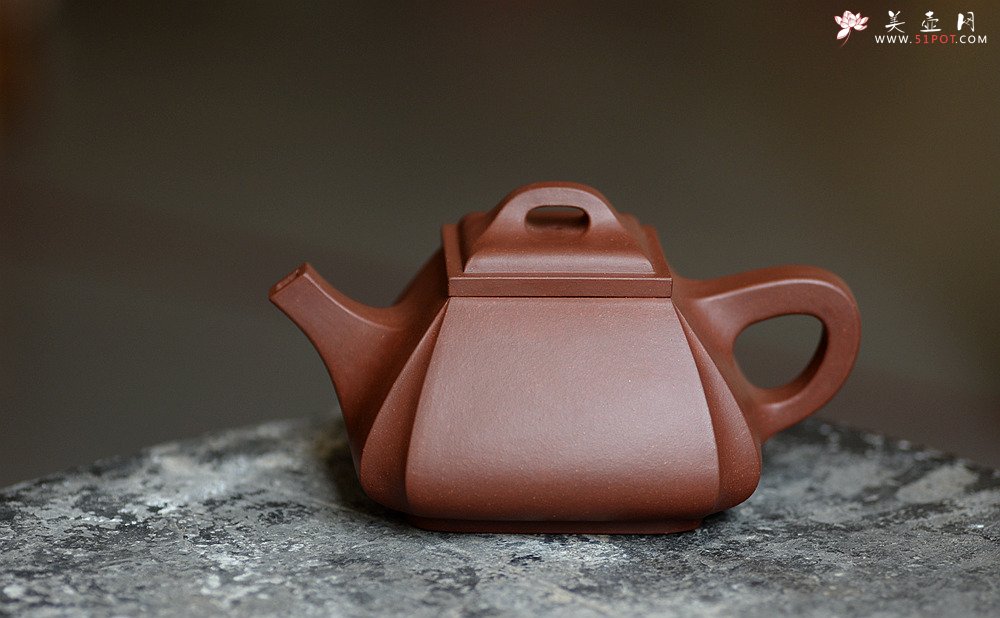 紫砂壶图片：线条刚正挺拔 全手四方抽角 做工精致 - 美壶网
