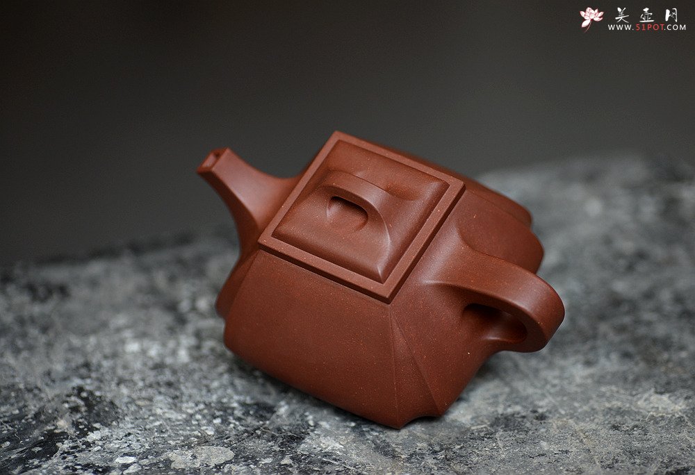 紫砂壶图片：线条刚正挺拔 全手四方抽角 做工精致 - 美壶网