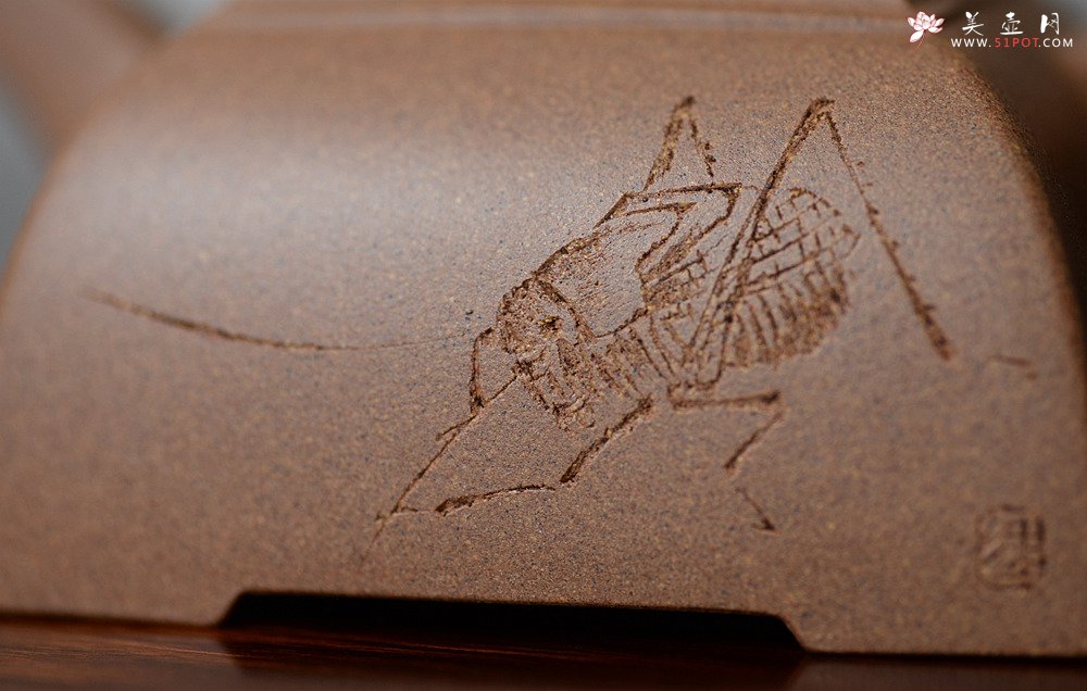 紫砂壶图片：何卫枫全手新作 陆轶舟文气装饰 雅筑小四方 原矿七彩段泥 - 美壶网