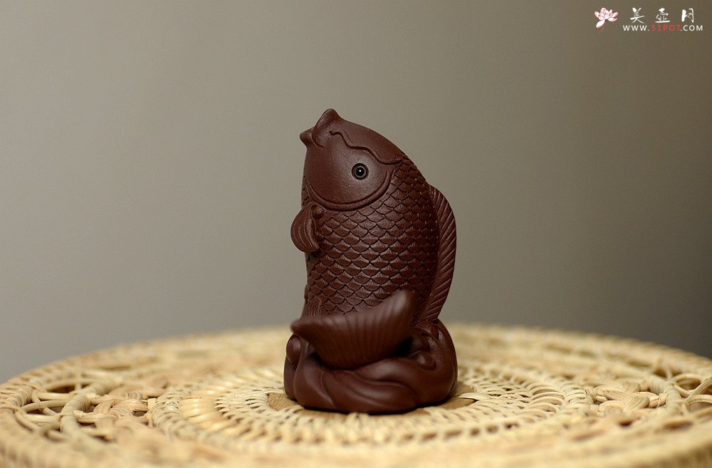 紫砂壶图片：紫砂摆件 做工精致 栩栩如生 鲤鱼~金蟾 - 美壶网