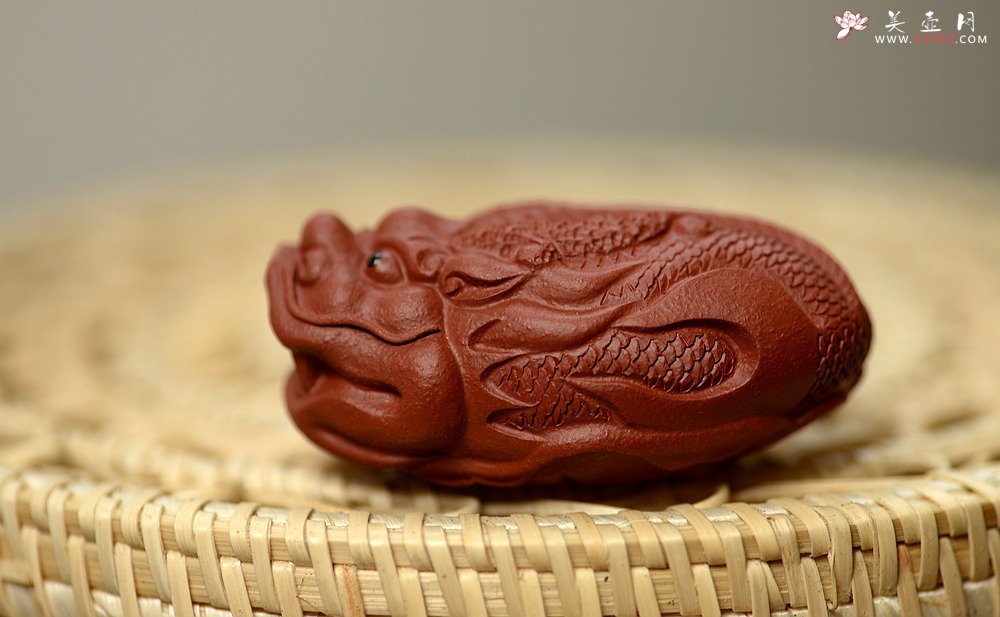 紫砂壶图片：紫砂摆件 做工精致 栩栩如生 鲤鱼~金蟾 - 美壶网