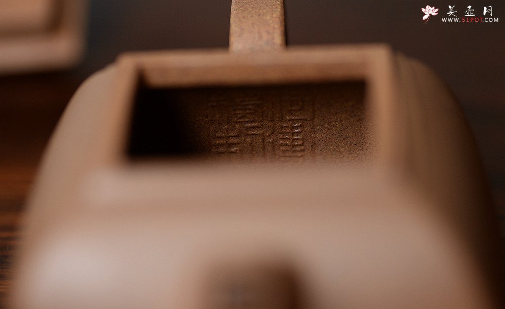 紫砂壶图片：何卫枫全手新作 陆轶舟文气装饰 雅筑小四方 原矿七彩段泥 - 美壶网