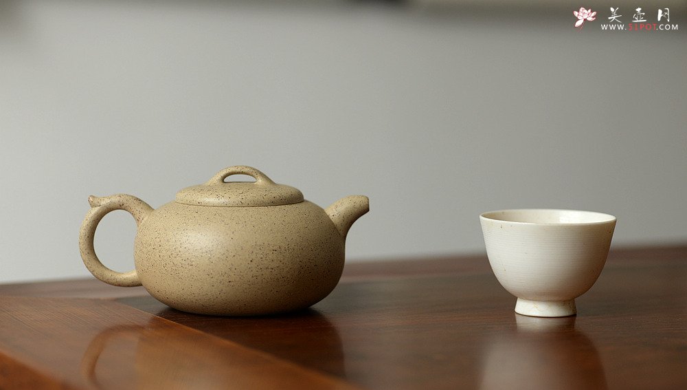 紫砂壶图片：徐亚春全手力作 手工练泥共生矿 全手飞泉 不接受定做o(∩_∩)o - 美壶网
