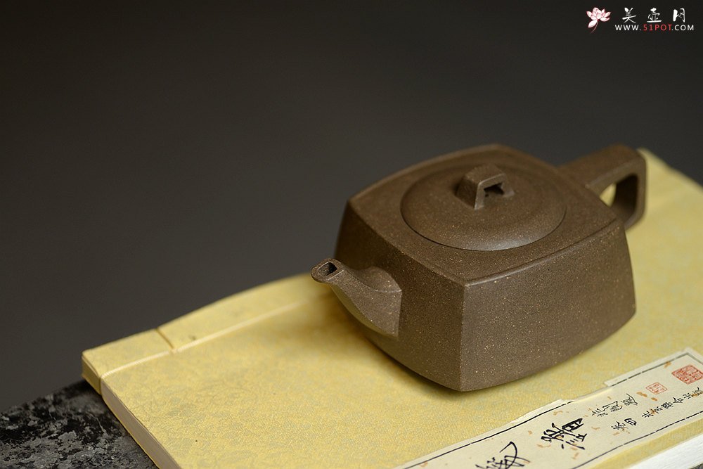 紫砂壶图片：方圆之精妙 优质青灰泥 挺拔刚正 全手精工砂四方  - 美壶网
