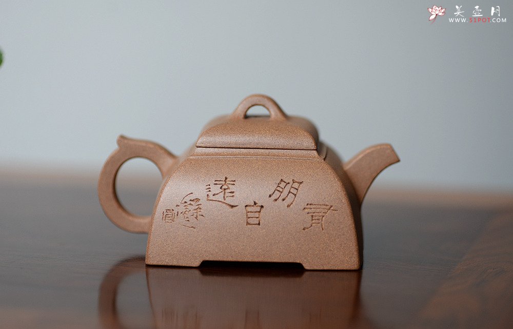 紫砂壶图片：何卫枫全手新作 陆轶舟文气装饰 雅筑小四方 原矿七彩段泥 - 美壶网