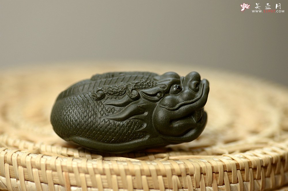 紫砂壶图片：紫砂摆件 做工精致 栩栩如生 鲤鱼~金蟾 - 美壶网