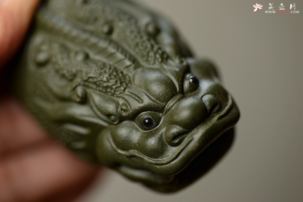 紫砂壶图片：紫砂摆件 做工精致 栩栩如生 鲤鱼~金蟾 - 美壶网