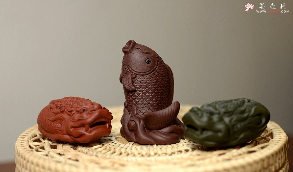 紫砂壶图片：紫砂摆件 做工精致 栩栩如生 鲤鱼~金蟾 - 美壶网
