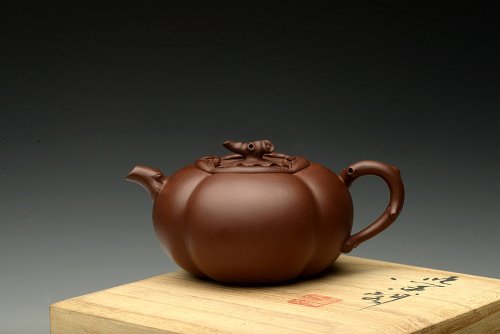 潘丹初紫砂壶 潘丹初乙未年精进之作  筋囊花货 全手玉柿 气度饱满逸品  值得赏玩珍藏 原矿紫泥
