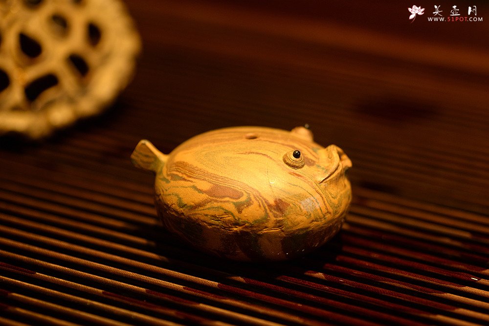 紫砂壶图片：施奇华特色全手茶宠 夏日风情 全手七彩鱼 茶盘尤物 - 美壶网