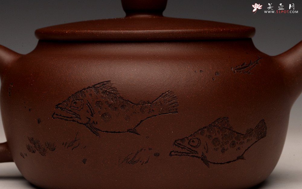 紫砂壶图片：张听钢装饰 刻绘老辣 全手桑扁 器型端正 耐品实用 - 美壶网