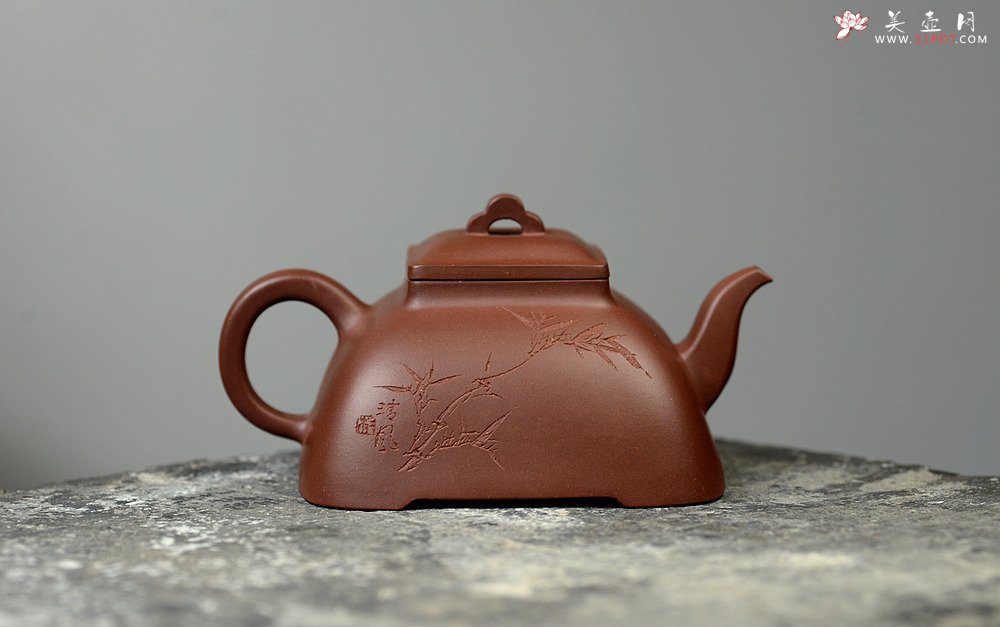 紫砂壶图片：何卫枫全手新作 强强联合 国工师陈宏林装饰 全手经典孤菱 - 美壶网