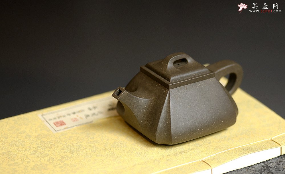 紫砂壶图片：线条刚正挺拔 全手四方抽角 做工精致 - 美壶网