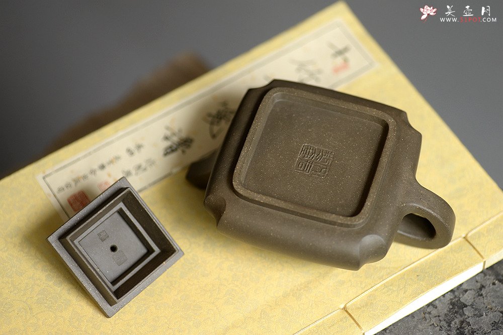 紫砂壶图片：线条刚正挺拔 全手四方抽角 做工精致 - 美壶网