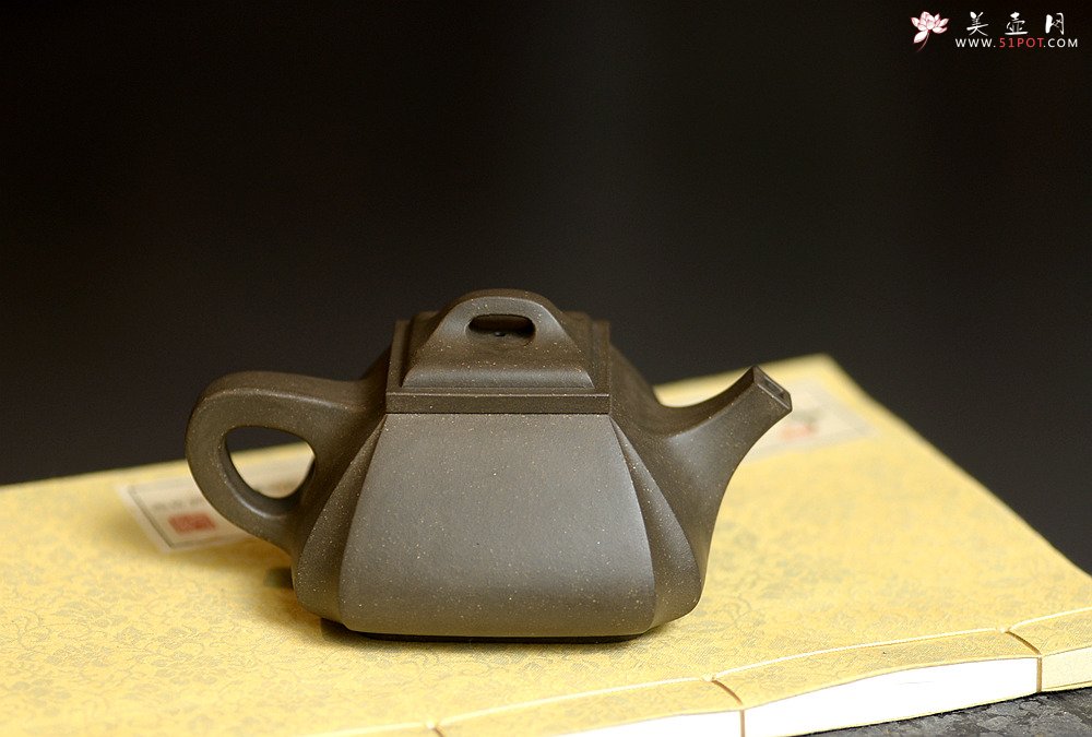 紫砂壶图片：线条刚正挺拔 全手四方抽角 做工精致 - 美壶网