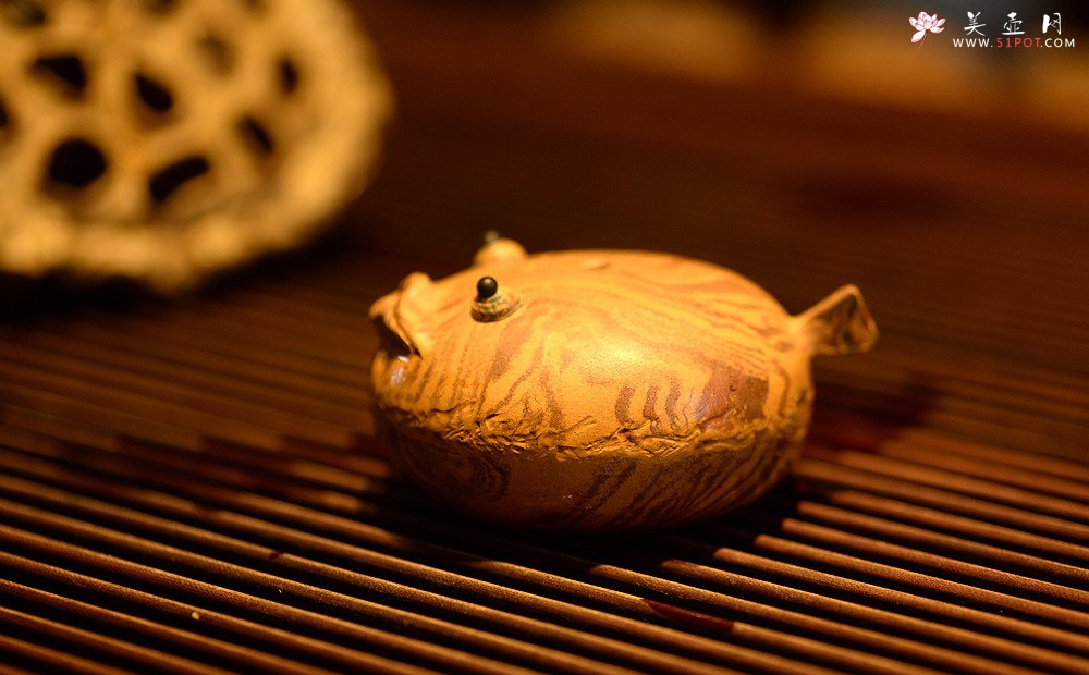 紫砂壶图片：施奇华特色全手茶宠 夏日风情 全手七彩鱼 茶盘尤物 - 美壶网