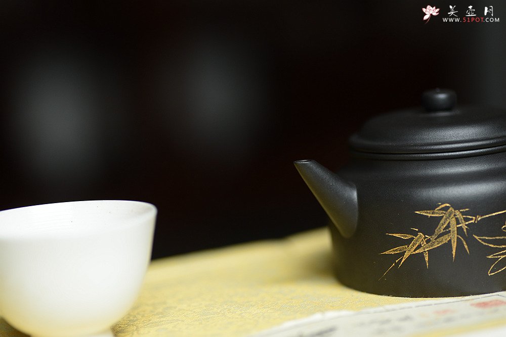 紫砂壶图片：瞿斌新品 秀气德中 油润黑料 重新演绎经典 - 美壶网