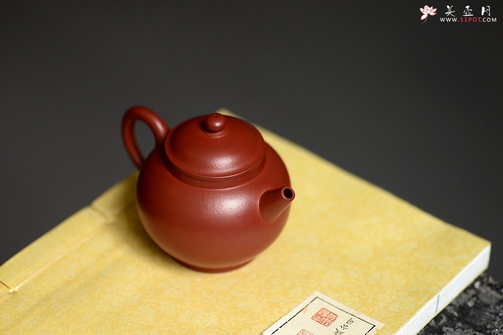 紫砂壶图片：夏日杀茶利器 红袍朱泥 全手小巨轮珠 型制可人 炮管直流 - 美壶网