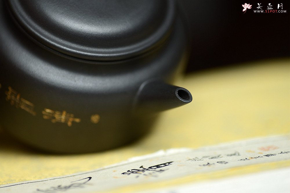 紫砂壶图片：瞿斌新品 秀气德中 油润黑料 重新演绎经典 - 美壶网