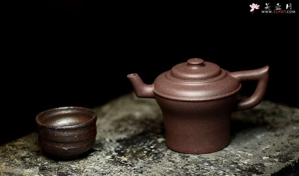 紫砂壶图片：淞庐作品 敦厚古朴 轻巧有动感 全手虎镦壶 高温老紫泥 - 美壶网