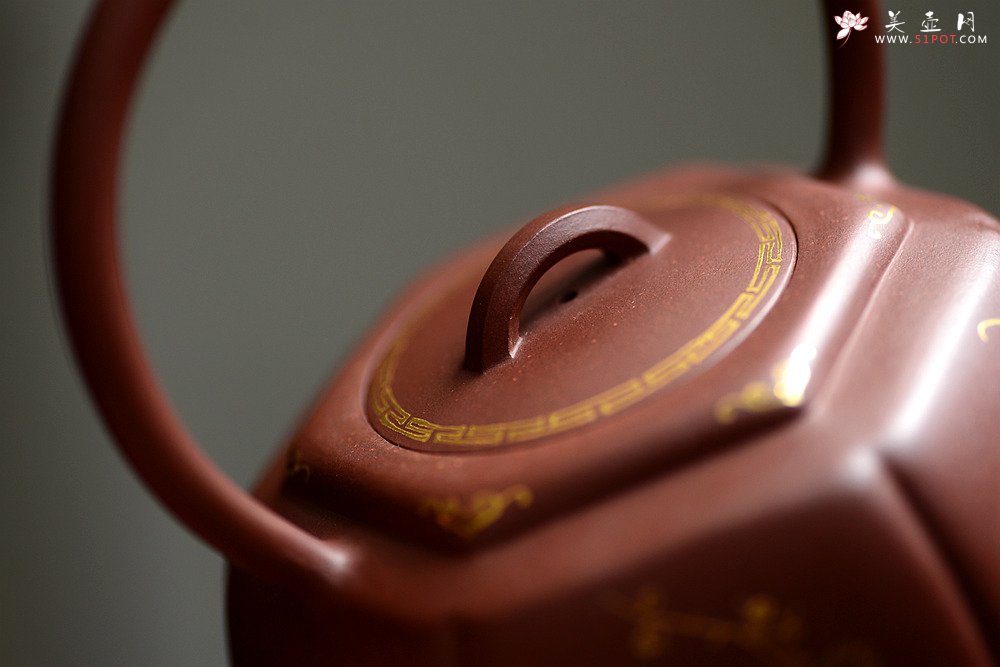 紫砂壶图片：潘小东全手新作 稳重大气 线条优美 宫灯提梁 描金装饰 - 美壶网