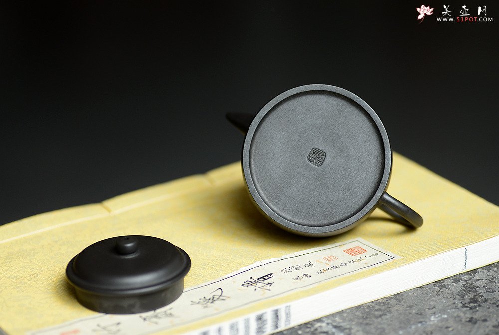 紫砂壶图片：瞿斌新品 秀气德中 油润黑料 重新演绎经典 - 美壶网