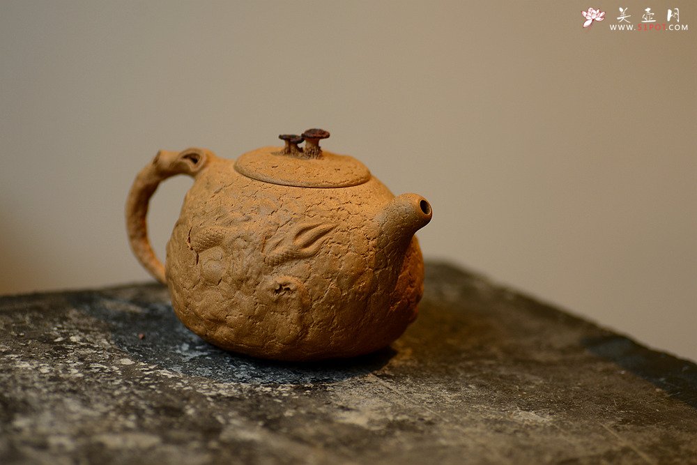 紫砂壶图片：古拙大气 全手游龙龚春 谢多莲作品 - 美壶网