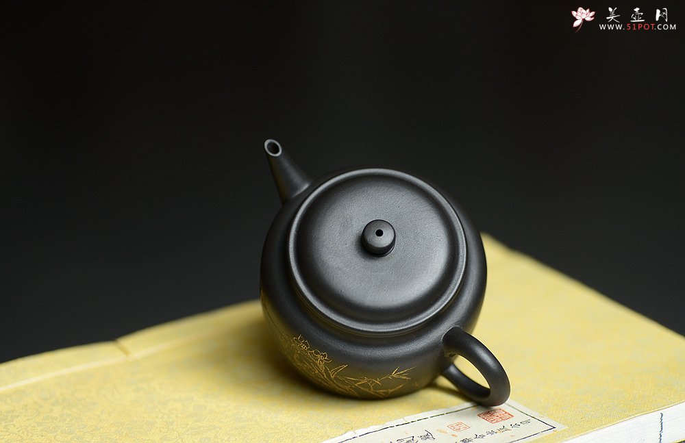 紫砂壶图片：瞿斌新品 秀气德中 油润黑料 重新演绎经典 - 美壶网