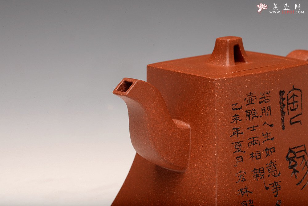 紫砂壶图片：强强联合 陈宏林装饰 苍劲刀法  降坡泥 全手方鈡 - 美壶网